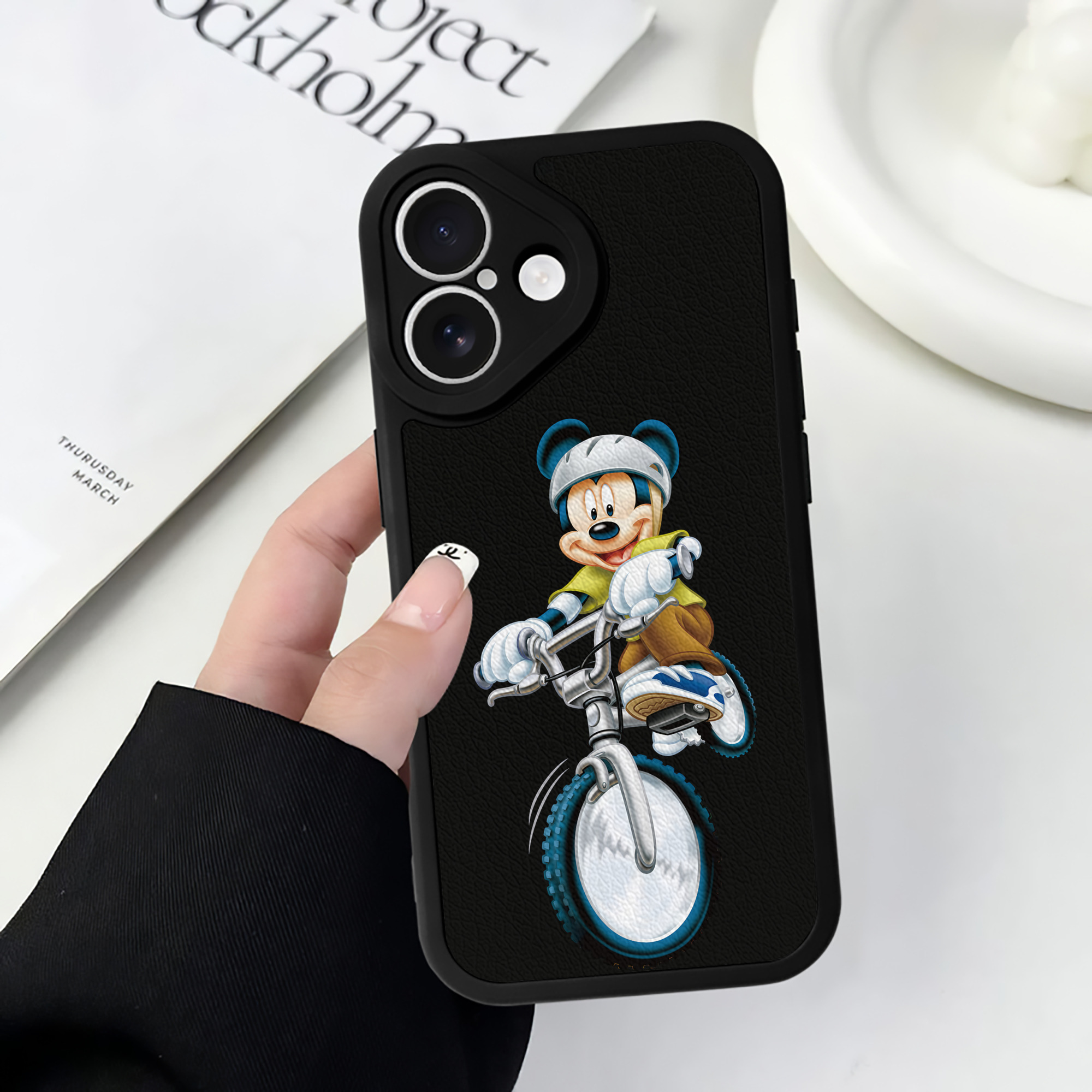 （画像用） ミッキーマウス Mickey Mouse 【iPhone 16シリーズ対応】シリコンスマホケース（レザー調） 材質：シリコン